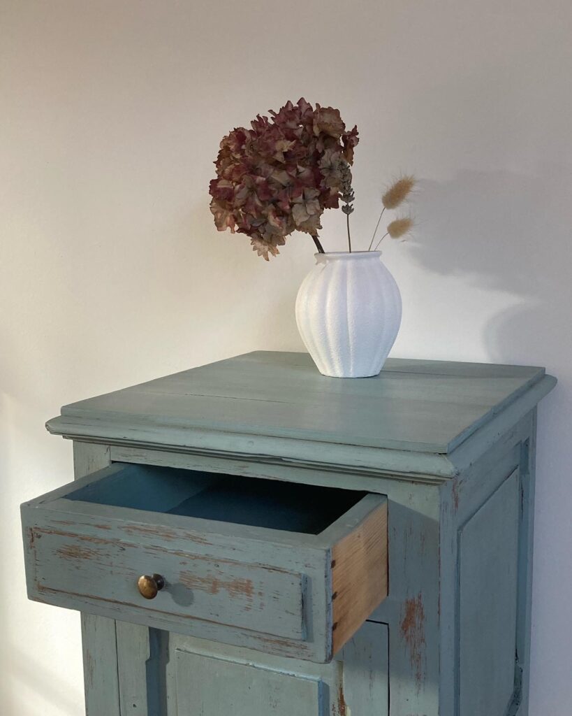 Table de chevet rénovée bleue et vase upcyclé avec fleurs séchées